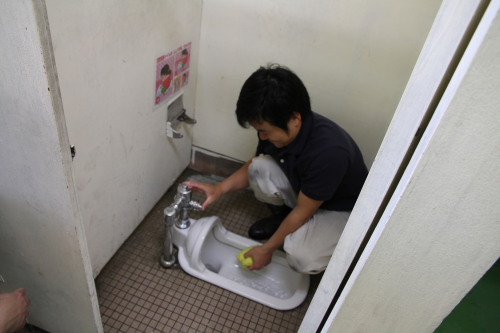 6トイレ掃除中